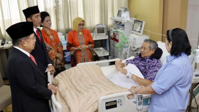 Ani Yudhoyono Terharu Jokowi dan JK Jenguk Sang Suami