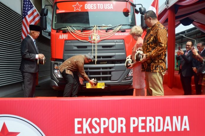Plt. Direktur Jenderal Industri Agro Kementerian Perindustrian, Achmad Sigit Dwiwahjono memecahkan kendi tanda Peresmian Ekspor Perdana Bir Bintang ke Amerika Serikat oleh PT Multi Bintang Indonesia Tbk di Tangerang, 13 Agustus 2018.
