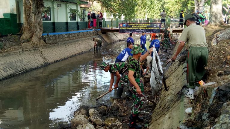Satgas TMMD Bersihkan Sungai Kota Magelang