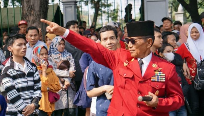 Kenakan Peci Plus Kacamata  Hitam  Soekarno  Hadiri 