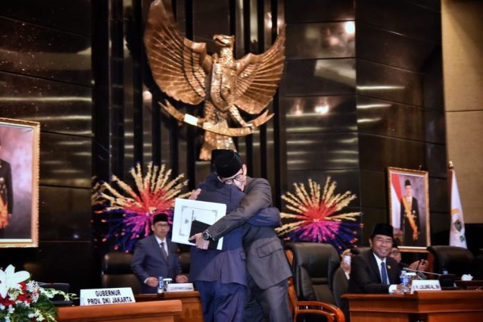 Anies Baswedan dan Sandiaga Uno Berpelukan usai Sidang Peripurna Pengunduran diri Wagub DKI, Senin (27/8/2018)