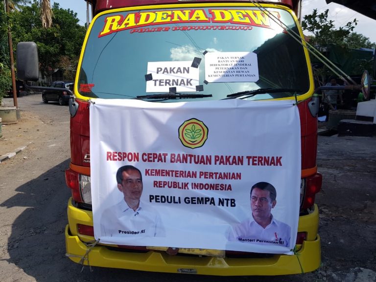 Kementan Serahkan Bantuan Pakan untuk Ternak korban bencana di lombok