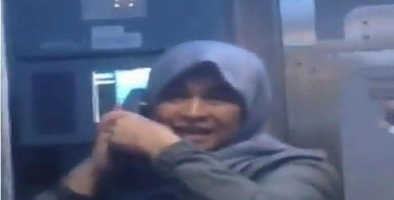 Polisi Diminta Usut Aksi Penguasaan Mikrofon Pesawat oleh Neno Warisman
