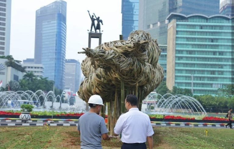 Sambut Asian Games, Anyaman Bambu Raksasa Hiasi Bundaran HI