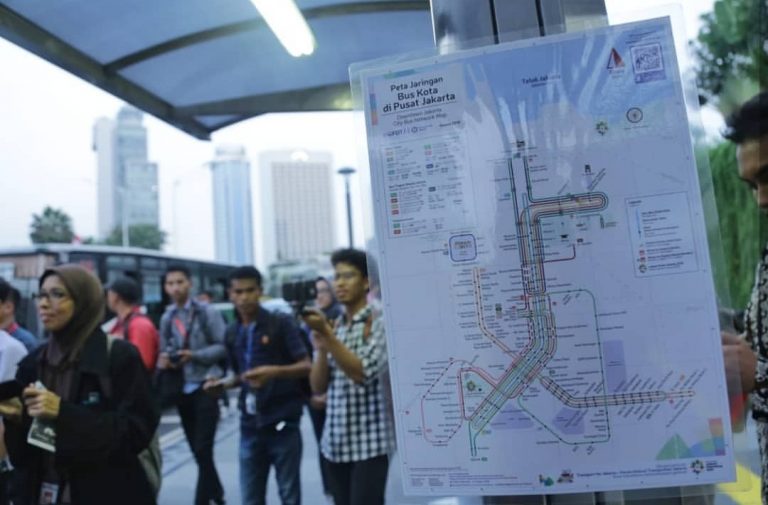 Jelang Pembukaan, Pemprov DKI Bagi-bagi 10.000 Peta Saku Asian Games