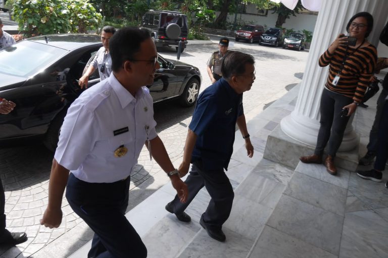 Gara-Gara Sepatu, Anies Ajak JK Masuk Ruang Kerjanya di Balai Kota