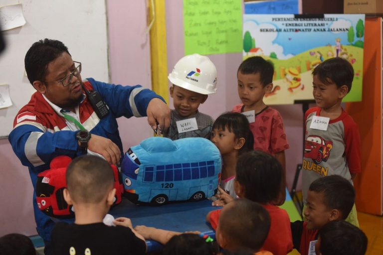 Ribuan Pekerja Pertamina Satukan Energi, Mengajar Siswa SD dan Anak Jalanan