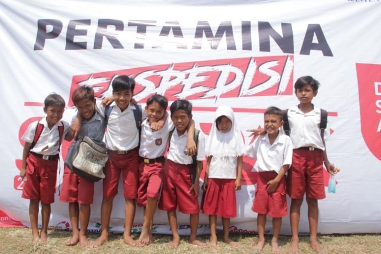 Pertamina Donasi 3.200 Pasang Sepatu untuk Anak Sekolah di Pelosok Banten