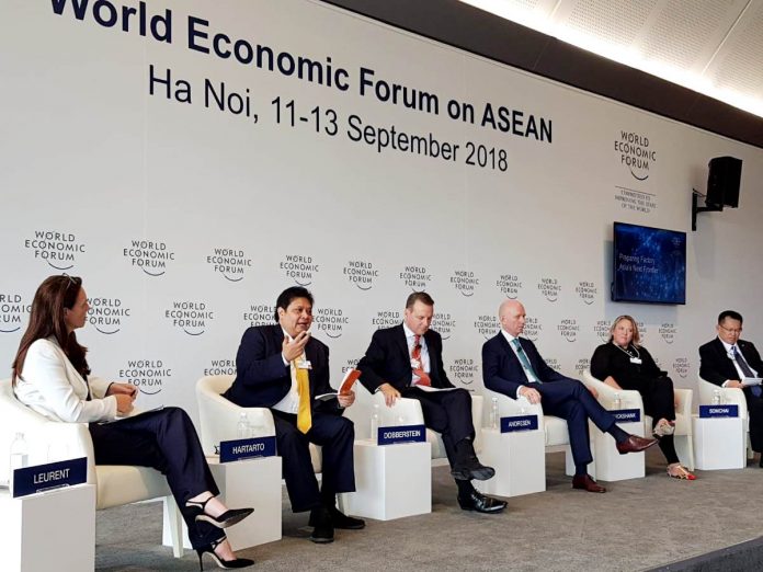 Menteri Perindustrian Airlangga Hartarto saat menjadi narasumber pada diskusi panel World Economic Forum (WEF) on Asean di Hanoi, Vietnam, Kamis (13/9).
