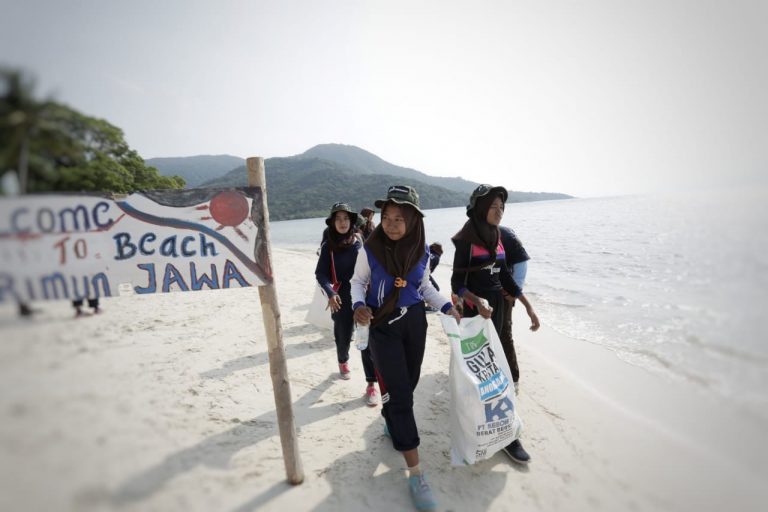 Pertamina Bersihkan Pantai Nyamplung Ragas Bersama Warga