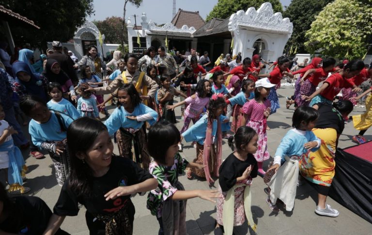 Pertamina Turut Jaga Kelestarian Tari Topeng Cirebon