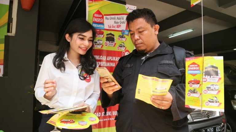 Semarakkan Hari Pelanggan, Puluhan Pekerja Pertamina MOR III Sapa Pelanggan Setia