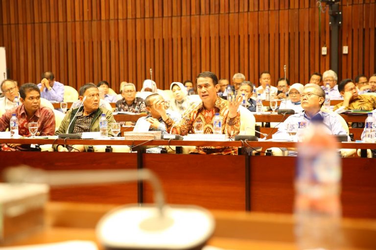 Rapat Kerja Komisi IV DPR RI dengan Mentan Hujan Apresiasi