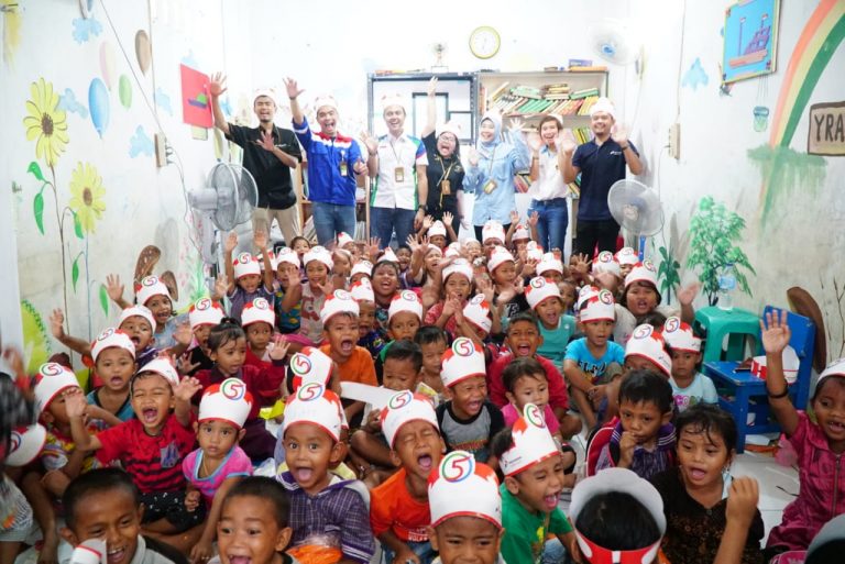 Pekerja Pertamina Lubricants Jalankan Kelas Inspirasi Bersama Anak Pesisir Muara Angke
