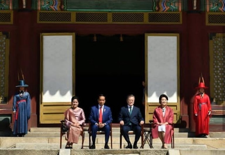 Momen Blusukan Jokowi dan Iriana di Negeri Ginseng