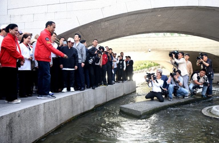 Jernihnya Sungai Cheonggyecheon Seoul Bikin Jokowi Takjub