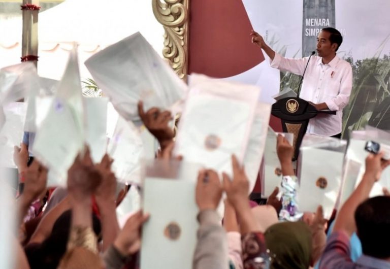 Kunjungi Grobogan, Jokowi Bagi-bagi 8.000 Sertifikat Tanah