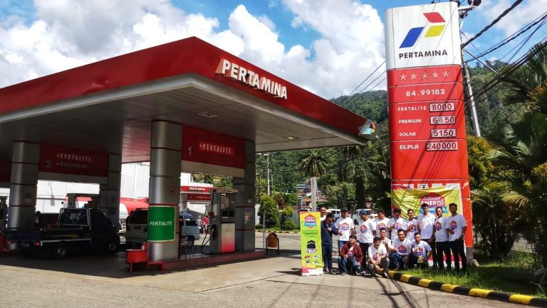 Tingkatkan Penggunaan MyPertamina, Pekerja Pertamina MOR VIII Sapa Pelanggan di SPBU