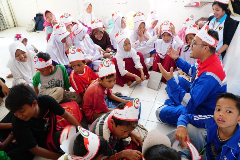 HUT Ke-5 Tahun, Pekerja Pertamina Lubricants Jalankan Kelas Inspirasi
