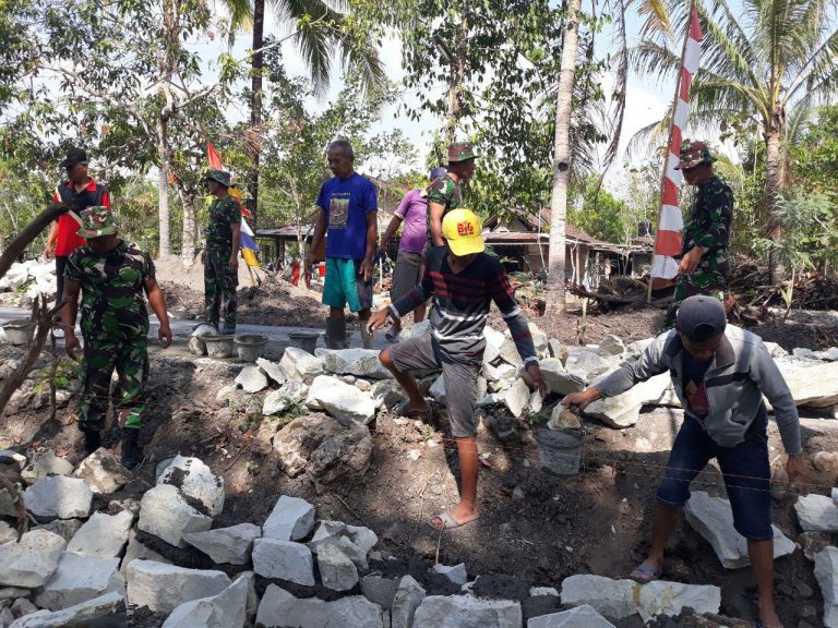 Bekerja Dari Pagi Hingga Sore Warga TNI Tetap Semangat Bekerja