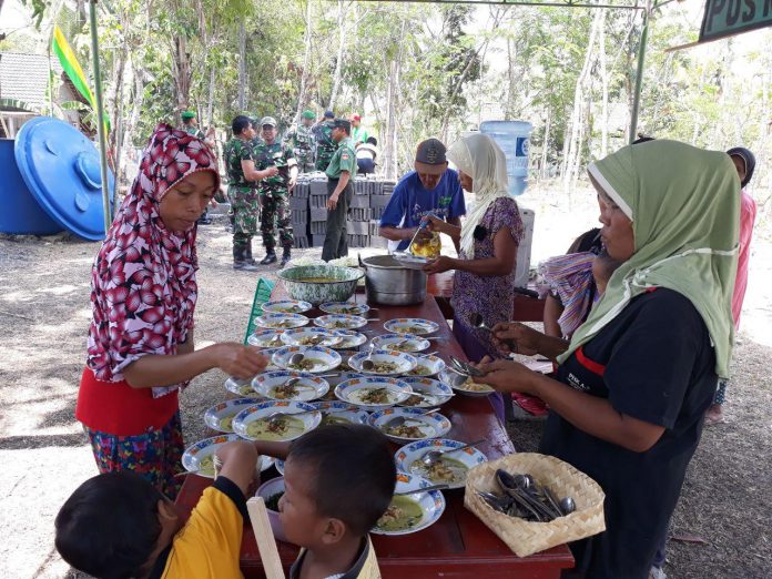 Menu Makan Gule Ayam Hasil Masakan Ibu-Ibu Desa Temuwuh - MONITOR