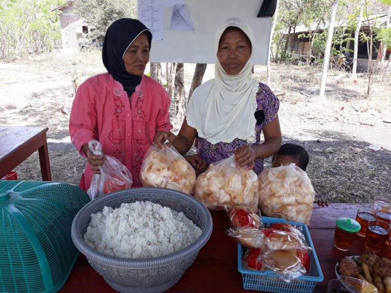 Mbok Karinem dengan Ikhlas Menyiapkan Satgas TMMD