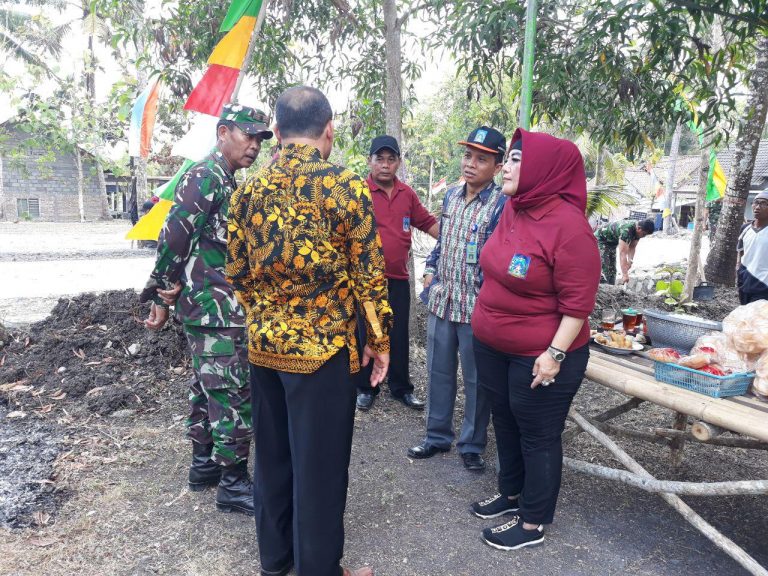 Kades Balecatur Mengecek Hasil Pekerjaan di Lokasi TMMD