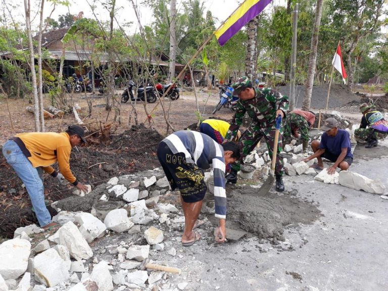 Danramil L 17/Gamping Mayor ARH Sugeng Membaur dalam Kegiatan PRA TMMD KE-103