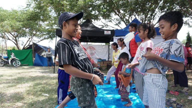 Membangkitkan Keceriaan Anak-Anak di Pengungsian