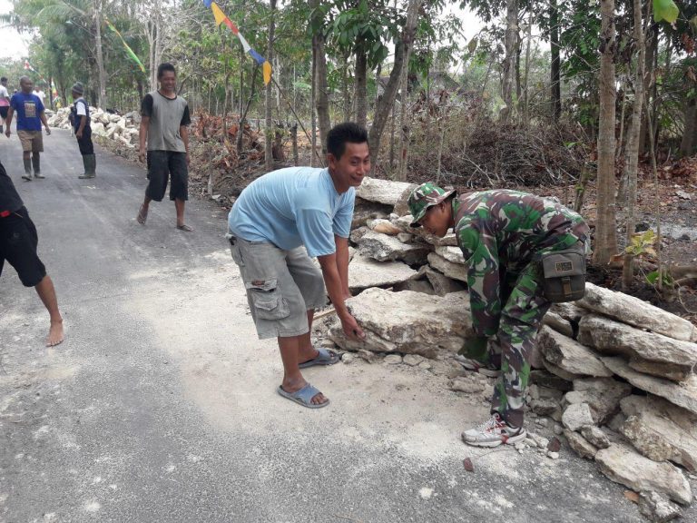 Bekerja Sama dengan Warga Menaikan Bongkahan Batu
