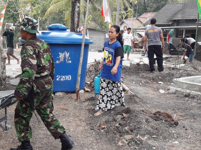 Ibu-Ibu Beragam Usia Ikhlas Membawakan Minum