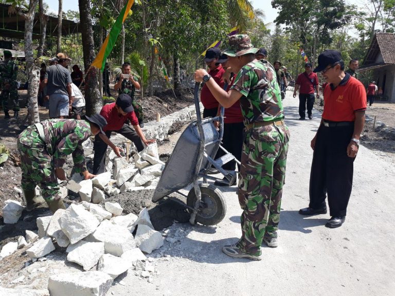 Warga Masyarakat di Desa Balecatur Menyambut Positif Kegiatan TMMD di Desanya
