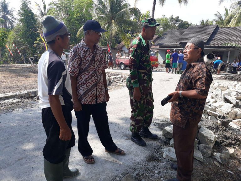 Kunjungan Ketua LPMD dan Sekdes Beri Semangat Satgas TMMD