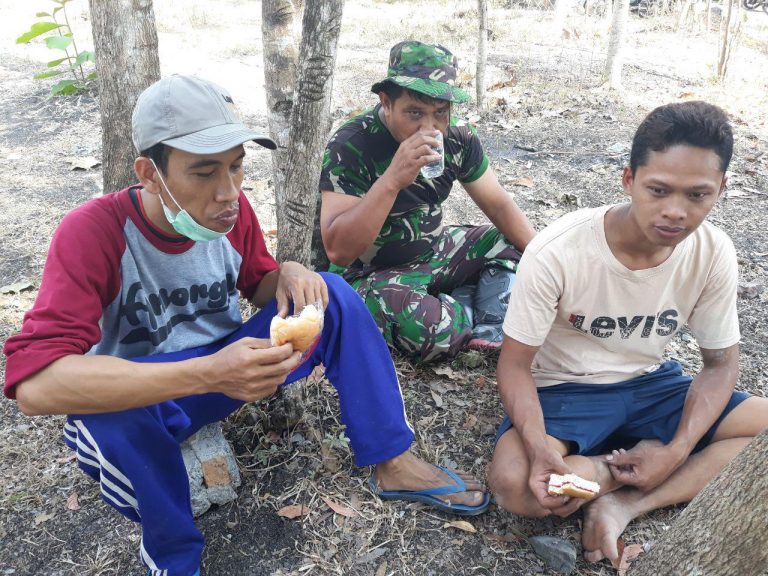Makan Bersama dan Bercanda Layaknya Sebuah Keluarga