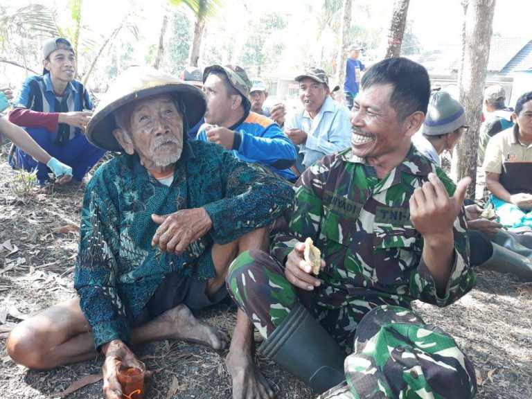 Disela-sela Waktu Istirahat TNI dan Rakyat Saling Bersendau Gurau dan Bercengkaram