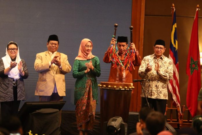 Jokowi membuka International Young Muslim Women Forum, Jakarta (24/10)