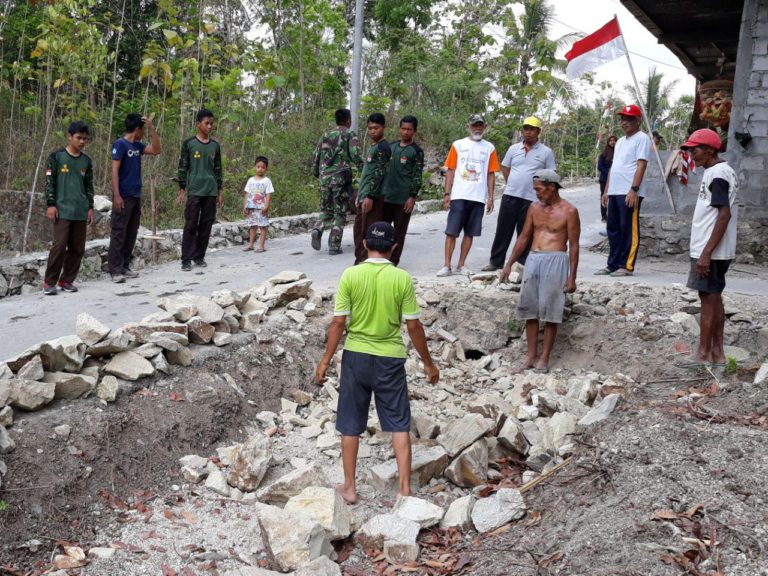 Semangat Gotong Royong Pramuka Saka Wira Kartika di TMMD 103 Kodim Sleman