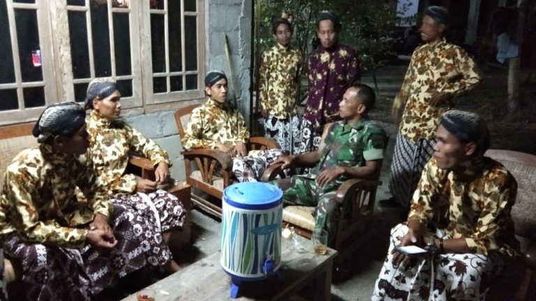 Bangun Komunikasi,Satgas TMMD Minum Teh Bersama