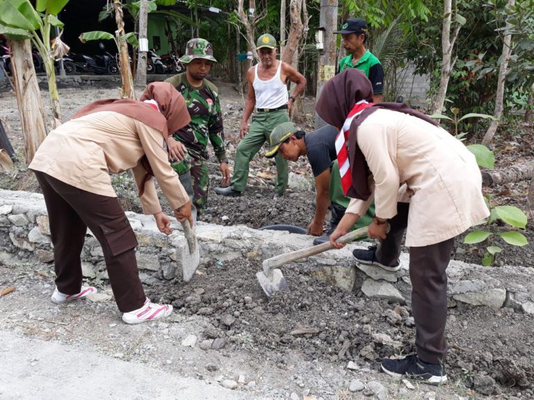 Anggota Pramuka Bergabung Dengan Satgas TMMD 103