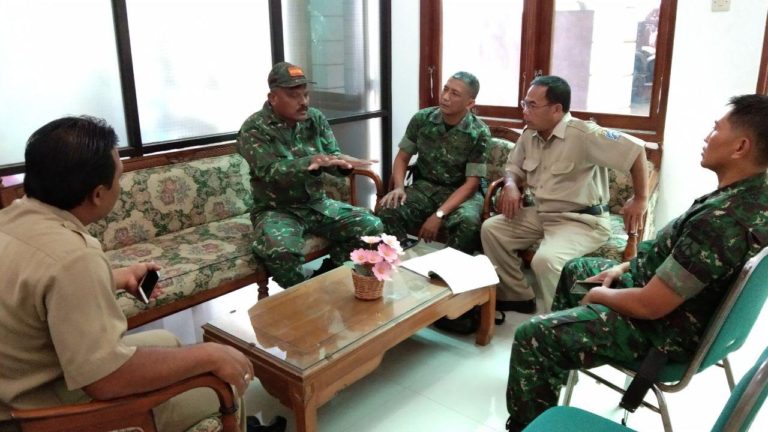 Kapten Widada dan Pasiter Kodim Lakukan Koordinasi di Desa Balecatur