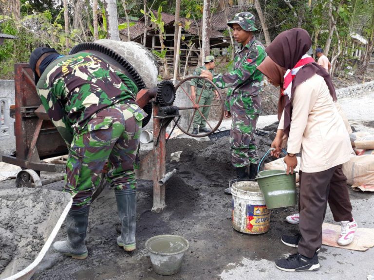 Pramuka Ikut Turun Tangan Bantu Sasaran Fisik TMMD 103