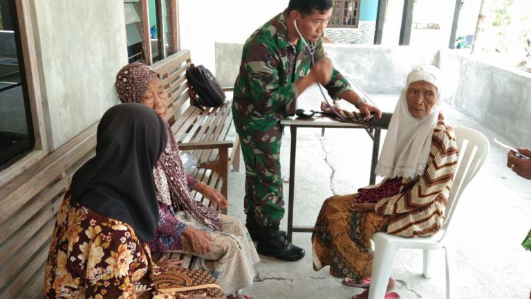 Rangkaian Kegiatan TMMD Berikan Pengobatan Pada Warga