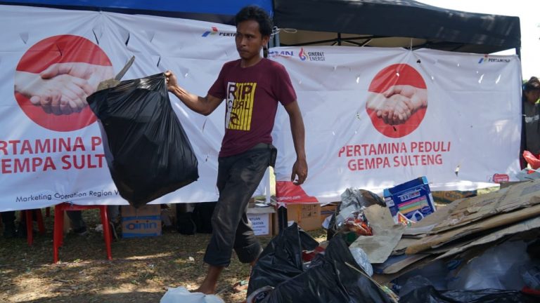 Pertamina Ajak Warga Palu Bersih-bersih Lokasi Pengungsian
