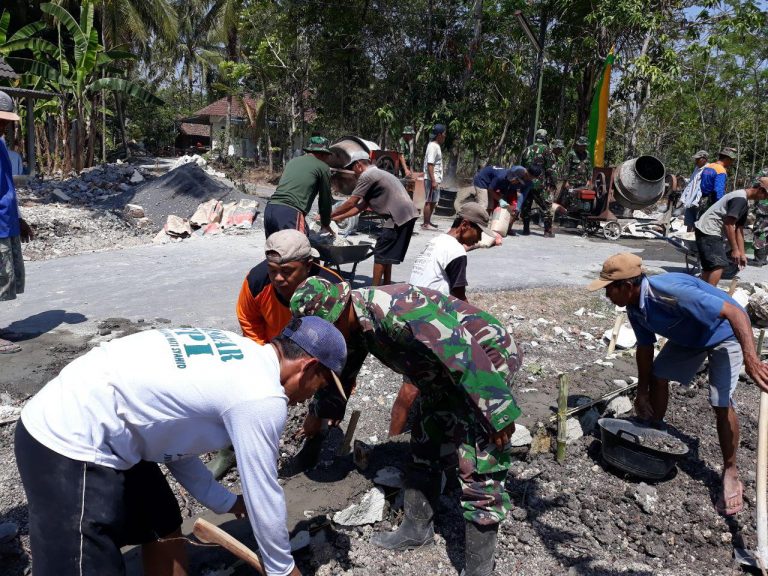 Babinsa Balecatur Serka Acip jadi Pelopor Pembangunan Talud