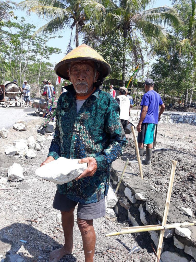 Usianya Menua, Mbah Harjo Tetap Semangat Bantu Kegiatan TNI