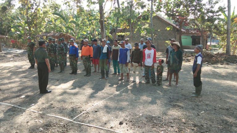 Warga dan TNI Berdoa Bersama Sebelum Awali Kegiatan