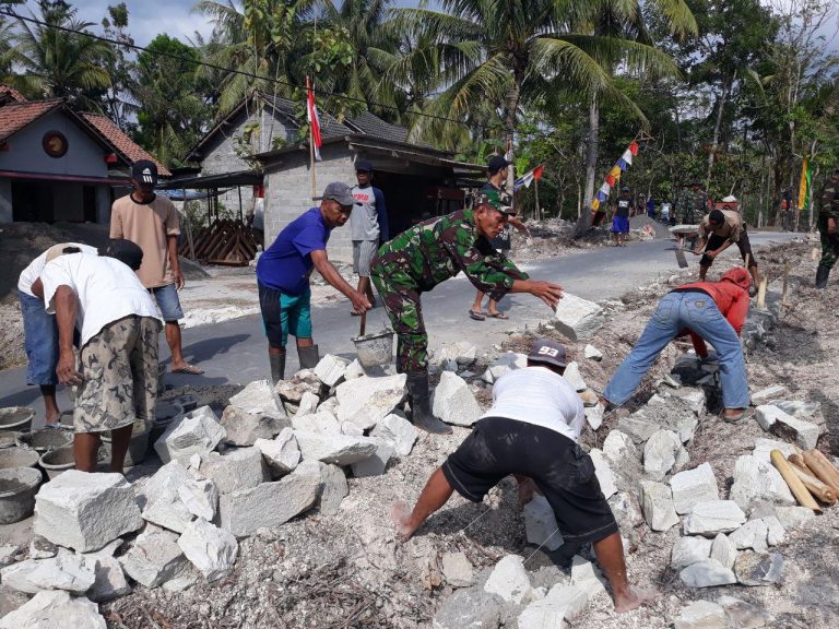 100 Personel TNI Bahu-membahu Bangun Jalan bareng Warga