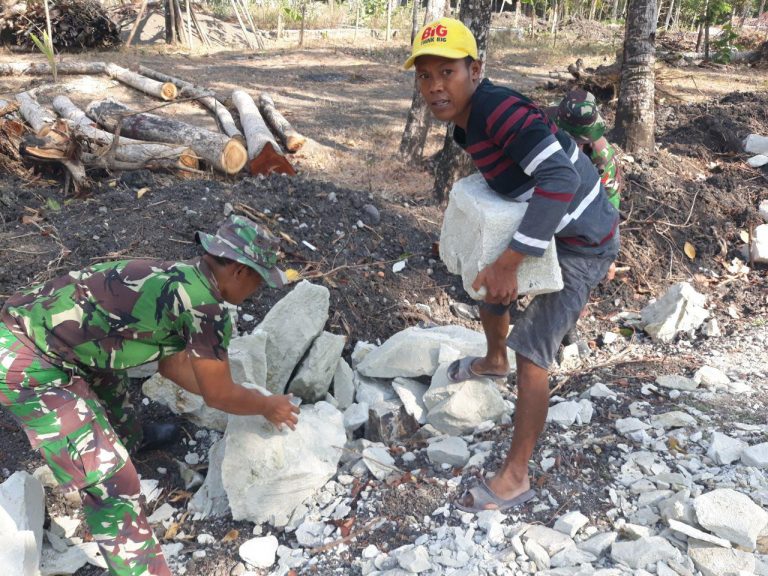 Beratnya Batu Tak Jadi Penghalang Semangat Satgas TMMD