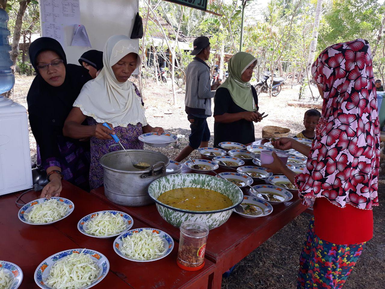 Partisipasi Kaum Ibu Siapkan Makan Siang untuk Satgas TMMD 