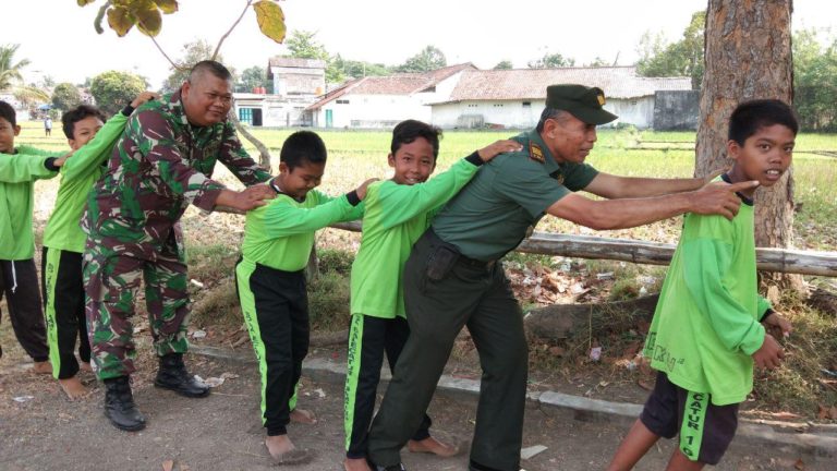 Keseruan Anak-anak Bermain Bersama Tentara di Sela TMMD